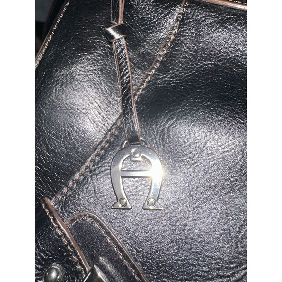 Etienne Aigner Women's Black Leather Shoulder Bag - Picture 4 of 8